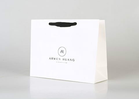 印刷白卡紙袋時，一定要覆膜嗎？
